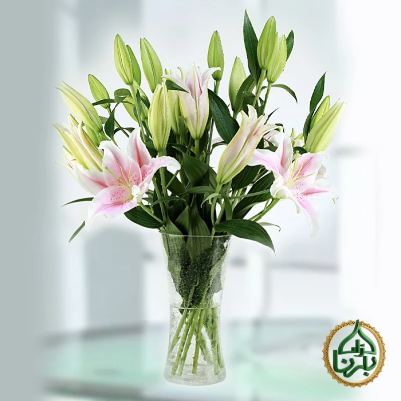 ليلي مع مزهرية زجاجية